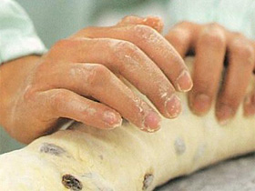 おいしさの秘密その2 大切な工程は、ひとつひとつ手作業で。