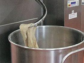おいしさの秘密その2 縦型ミキサーによる生地づくり。
