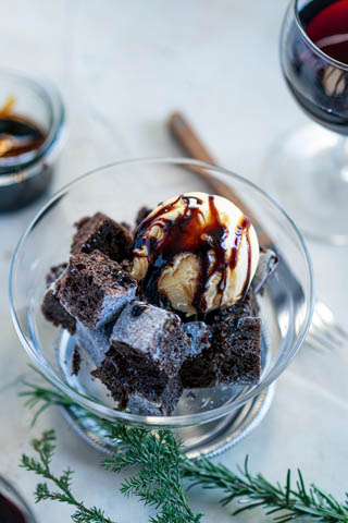 チョコレートシュトレンとバルサミコ酢ソースのアイスクリーム添え