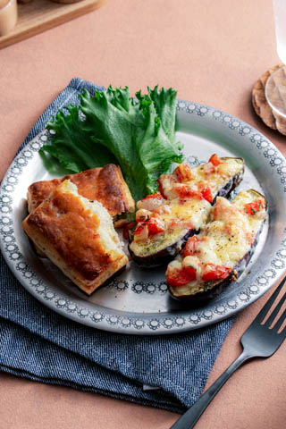 ビスケットとマリナーラ風焼きナスのワンプレート