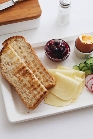 ライ麦入りトーストで　春の洋朝食プレート